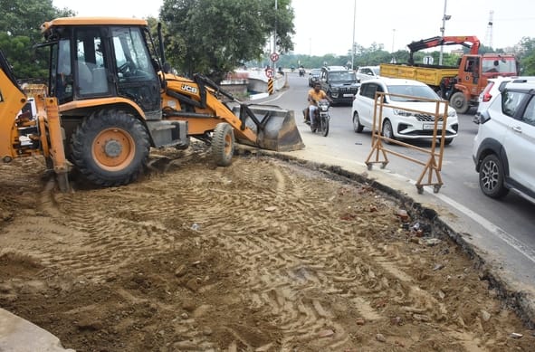 Intersection near Hanuman Setu made smaller