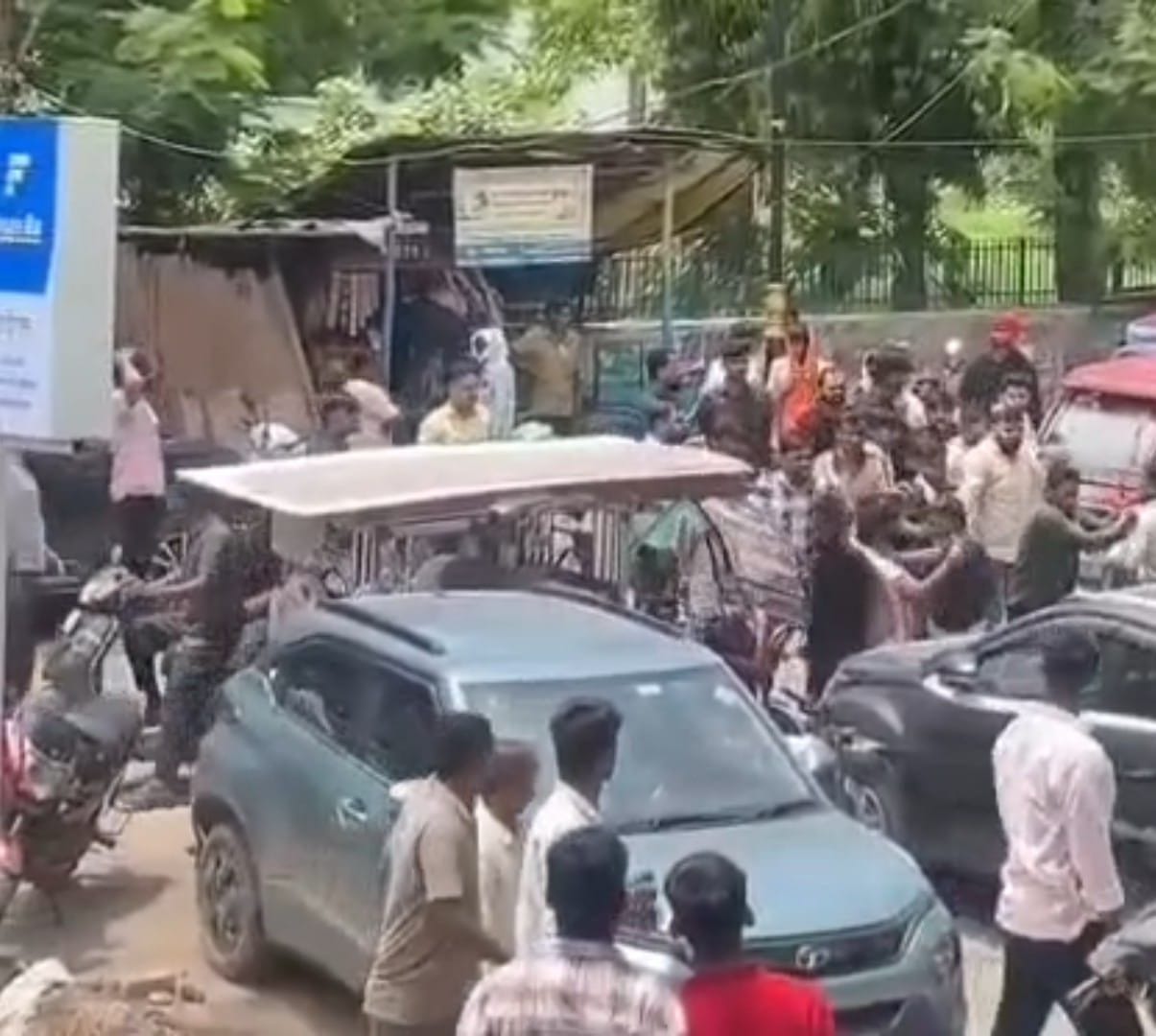 हाथी पार्क चौराहे के पास होती मारपीट। 