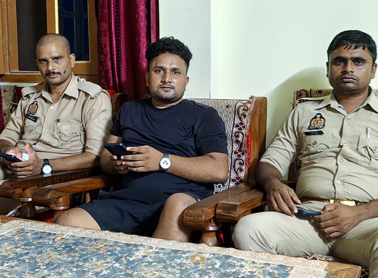 हाउस अरेस्ट किये गये पूर्व डीएलएड छात्रनेता विशु यादव। स्रोत- स्वयं
