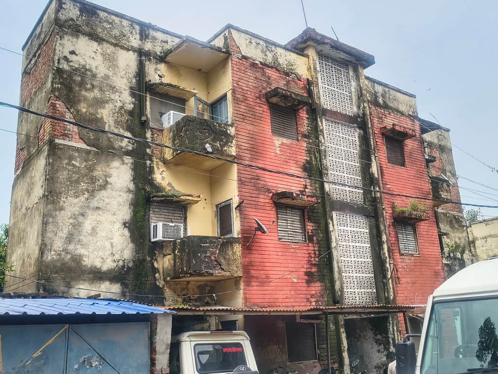 Risk of dilapidated houses collapsing increases during rains; municipality to identify them.