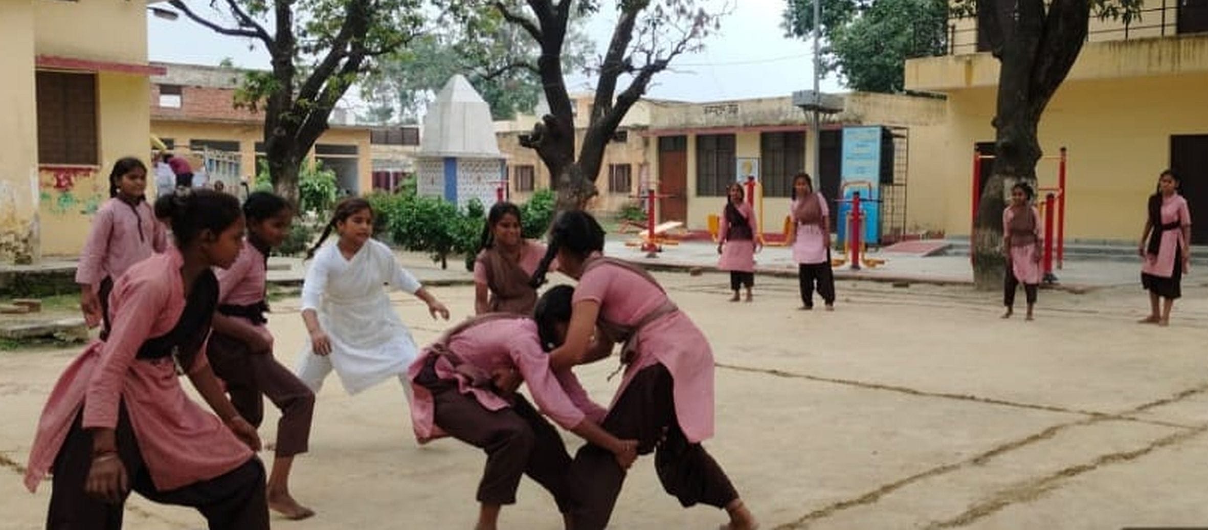  जगदीशपुर विद्यालय में कबड्डी में प्रदर्शन करती छात्राएं। स्रोत : स्कूल