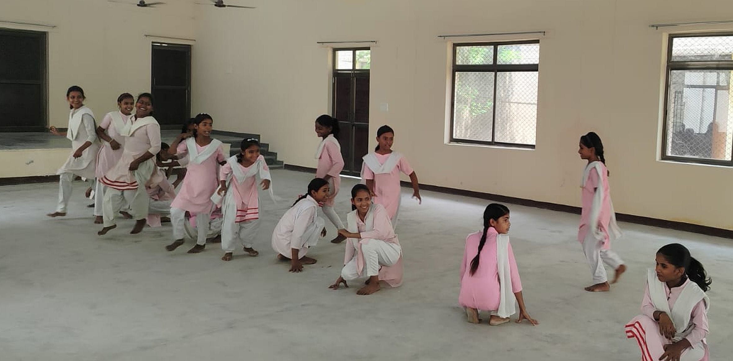 जीजीआईसी अमेठी में खो-खो खेलती छात्राएं। स्रोत: विद्यालय प्रबंधन