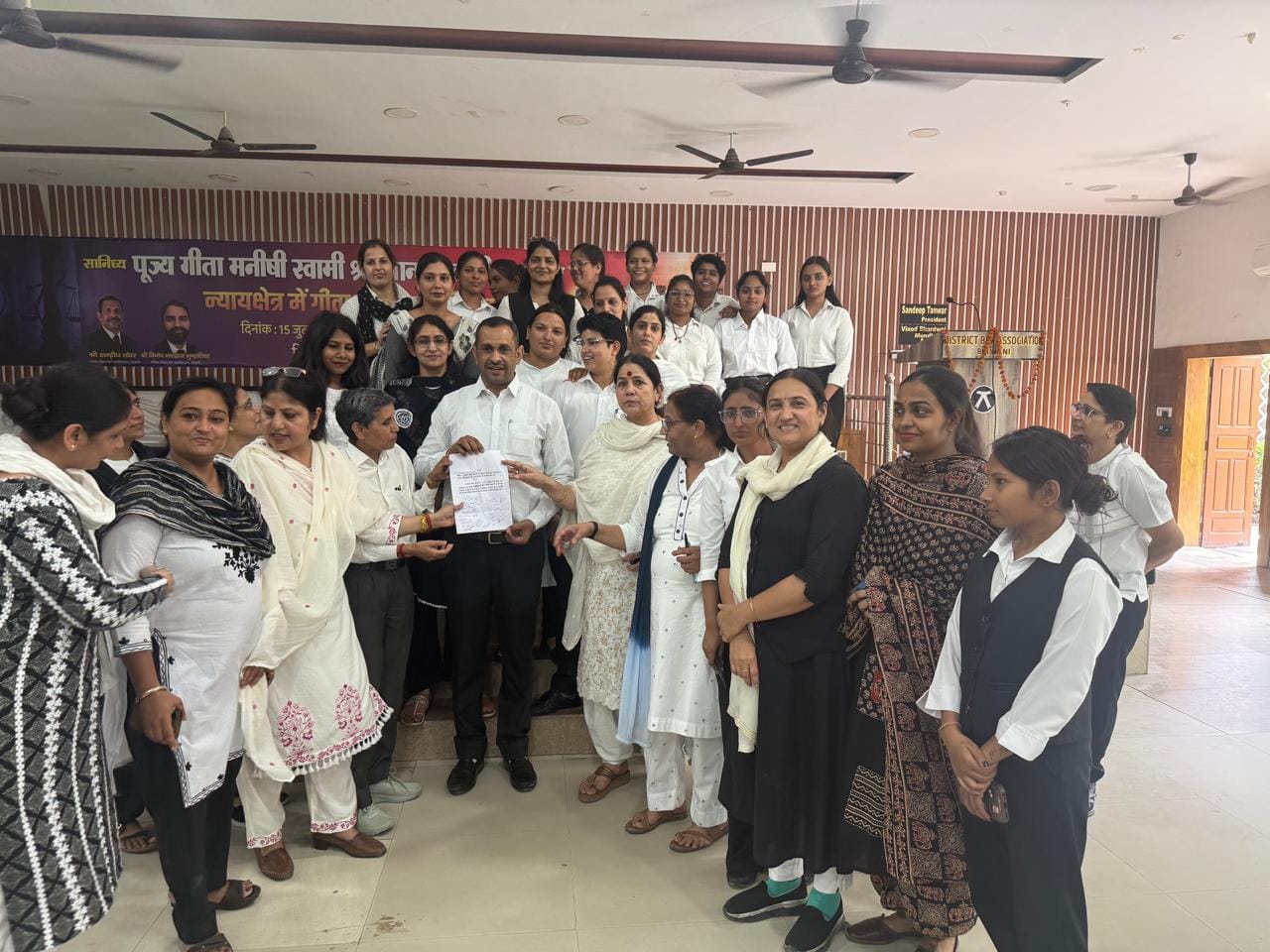 जिला बार एसोसिएशन के अध्यक्ष एडवोकेट संदीप तंवर को ज्ञापन सौंपतीं महिला अधिवक्ता। 