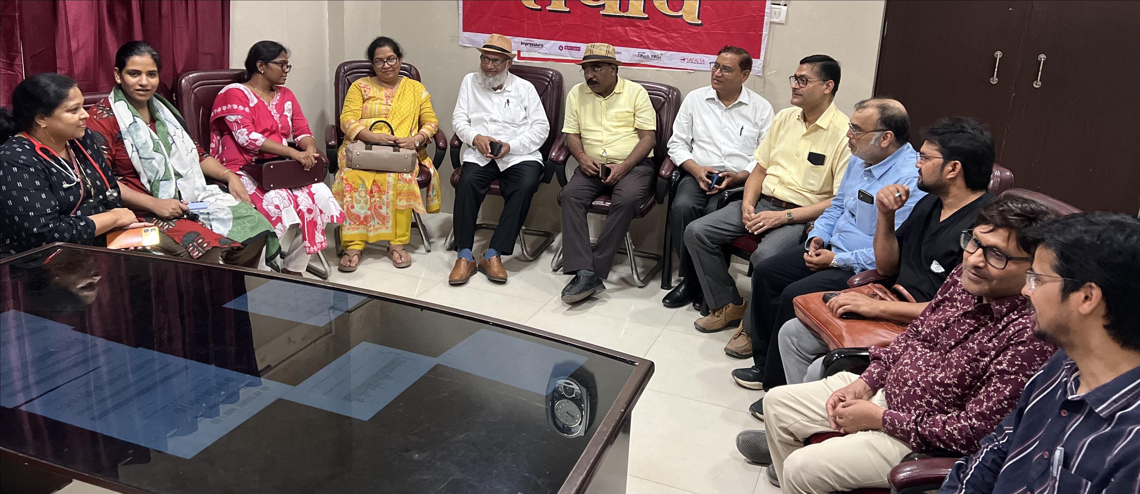जिला महिला अस्पताल में अमर उजाला संवाद कार्यक्रम में उपस्थित चिकित्सक। संवाद