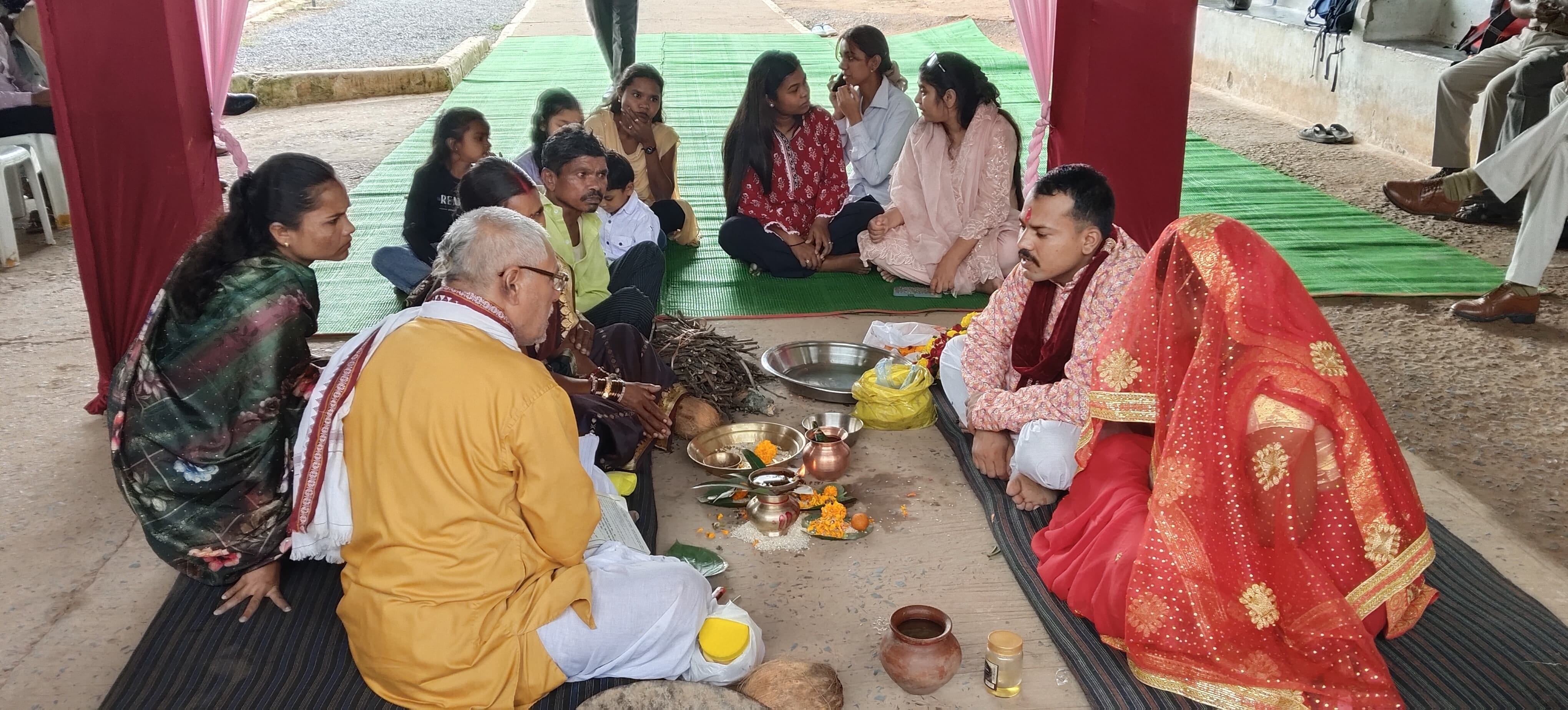 जेल परिसर में शादी करते प्रेमी जोड़ा