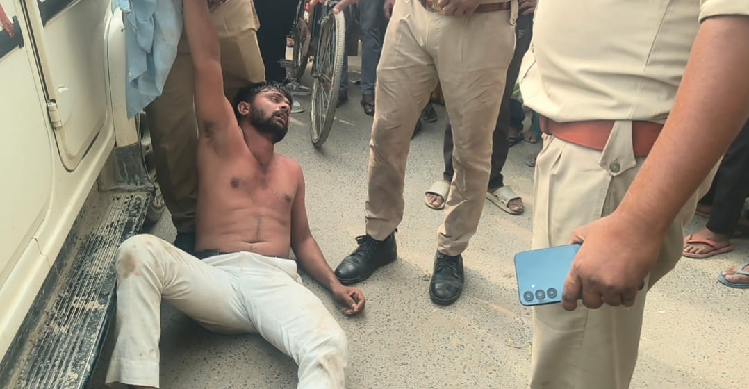 Young man lay down on the road while being taken to the police station; traffic jam in the market lasted an hour.