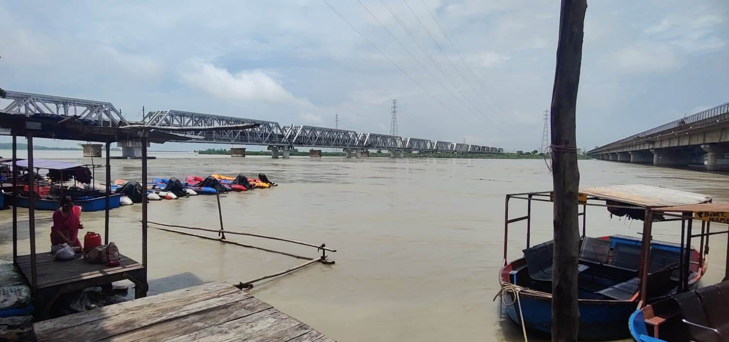 जलस्तर में बढ़ोतरी से ब्रजघाट में घाट की सीढिय़ों तक पहुंची गंगा। संवाद