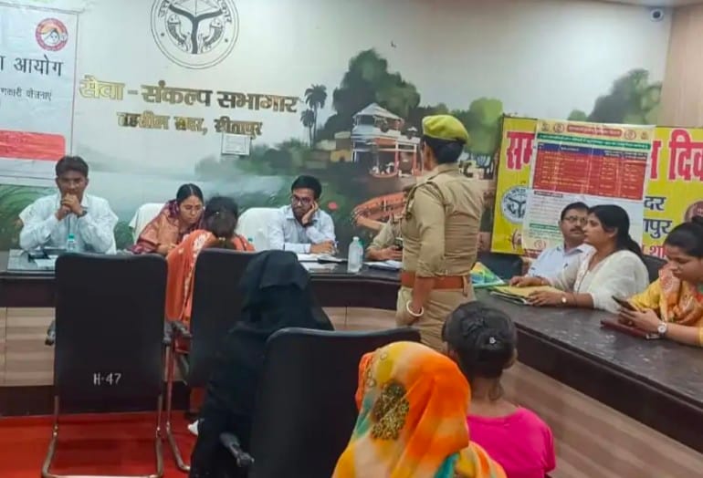जनसुनवाई करतीं महिला आयोग की सदस्य सुजीता कुमारी। स्रोत : जिला प्रशासन
