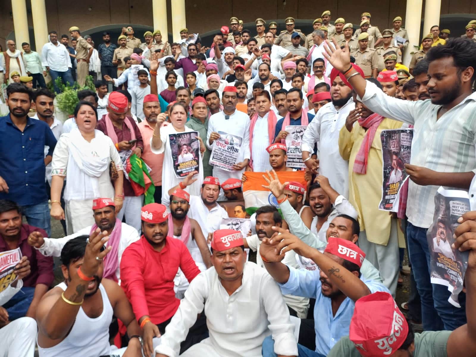 कलेक्ट्रेट में विरोध प्रदर्शन करते समाजवादी पार्टी छात्र. और युवजन सभा के पदाधिकारी।संवाद