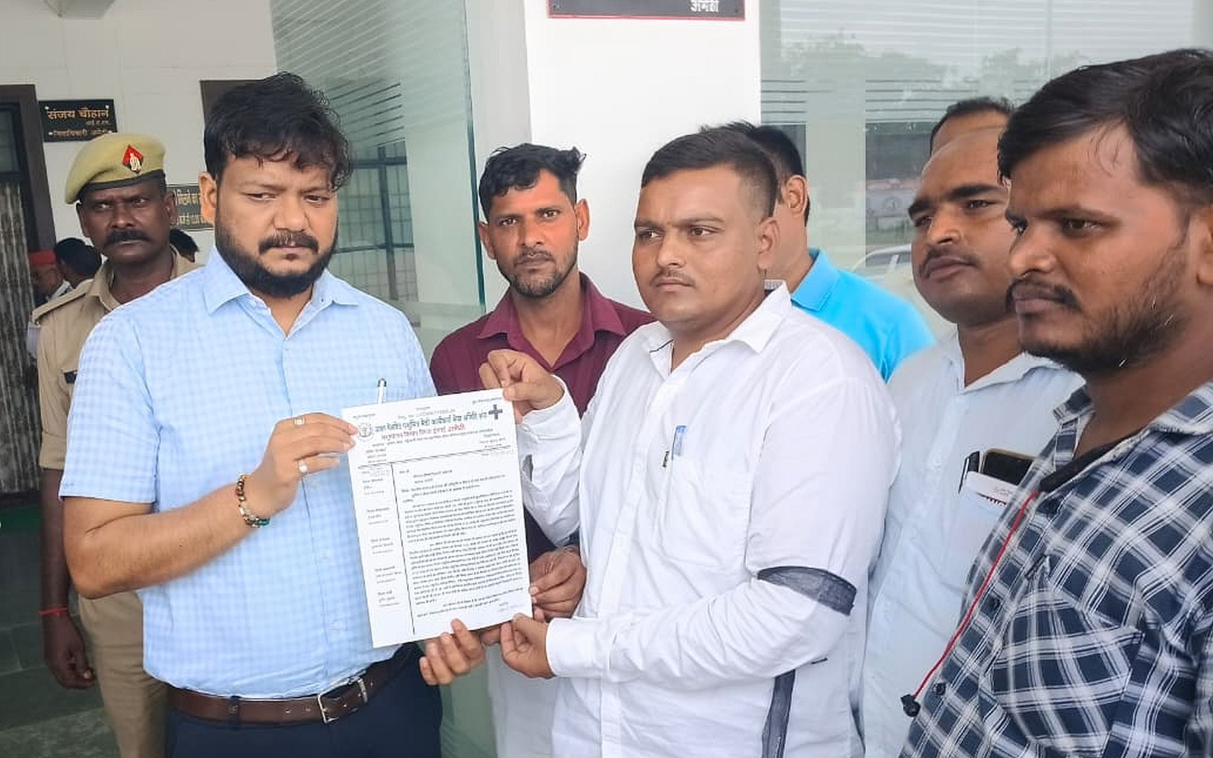  कलेक्ट्रेट परिसर में अतिरिक्त मजिस्ट्रेट को ज्ञापन सौंपते पैरावेट कर्मी। स्रोत: संगठन
