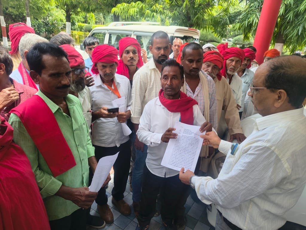 The watchmen demanded a salary hike and the status of state government employees.