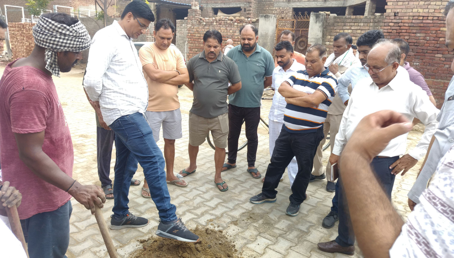 कलायत में जांच के लिए खोदी गई गली की सामग्री से अधिकारियोंं की मौजूदगी में रोड़ा तलाशते पार्षद 