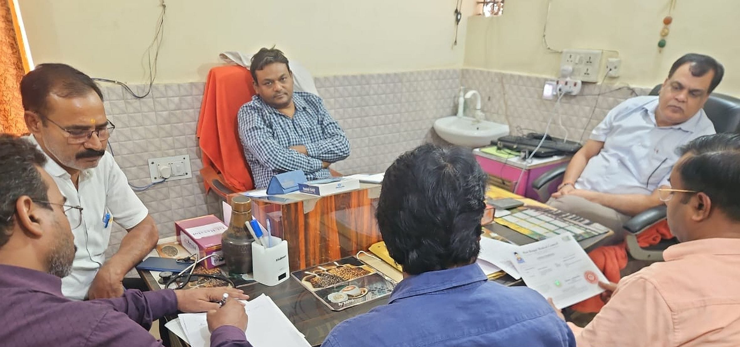 कमरौली के शिव शक्ति हॉस्पिटल एंड ट्रामा सेंटर में जांच करती स्वस्थ्य विभाग की ओर से गठित टीम। स