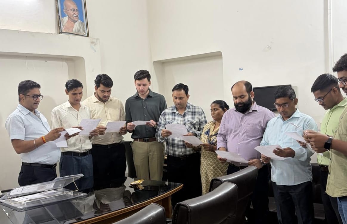 कार्यक्रम में मौजूद आयकर विभाग के अधिकारी। संवाद