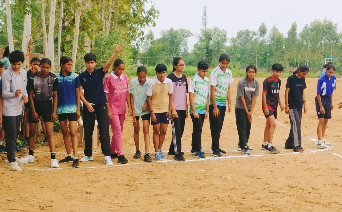 खंड स्तरीय खेल प्रतियोगिता में 8 पदक जीतने के बाद खिलाड़ियों के साथ कोच साधू सरोहा। 