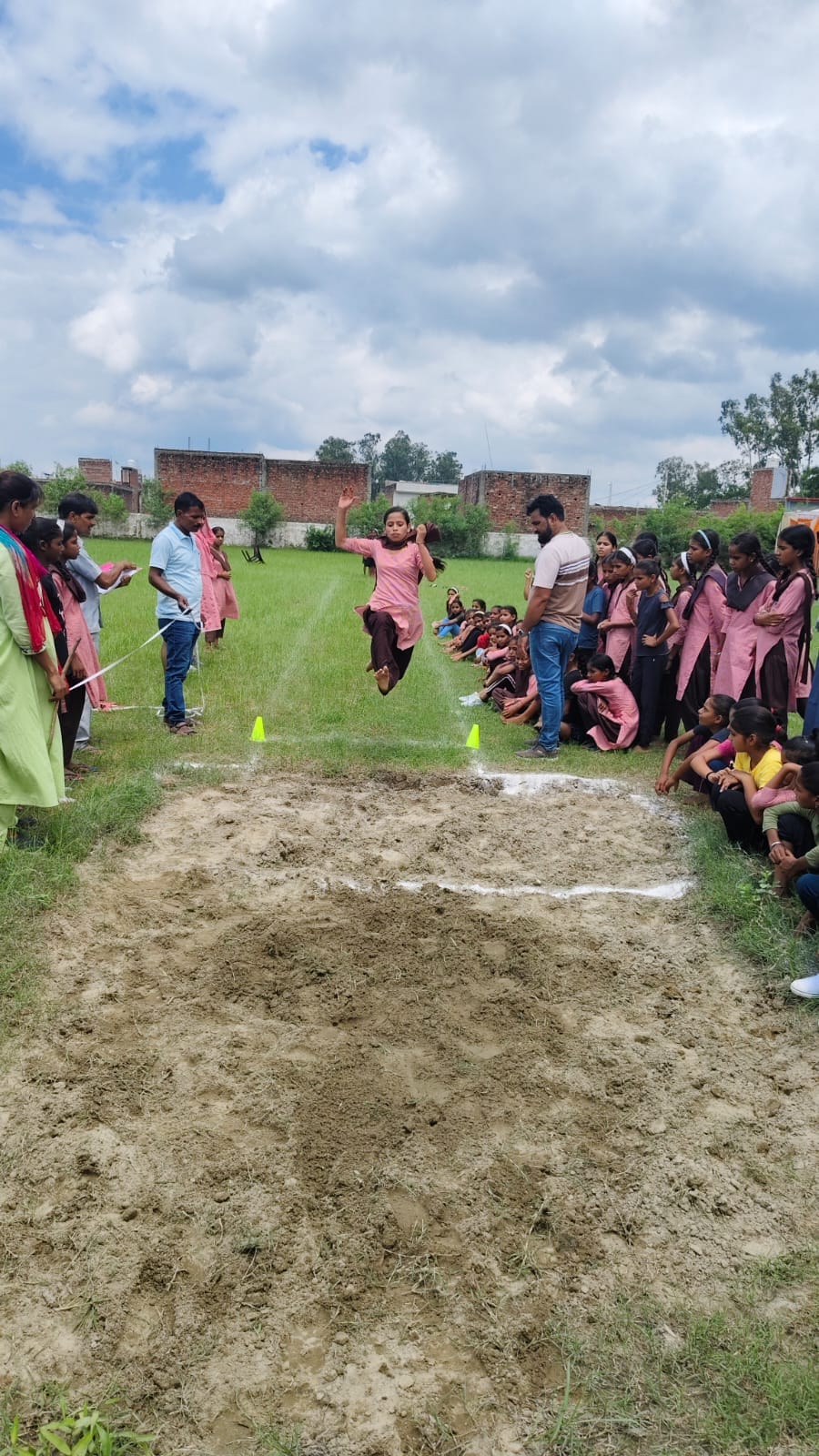 खेल चयल ट्रायल में भाग लेती कस्तूरबा गांधी स्कूल की छात्राएं। स्रोत-शिक्षा विभाग