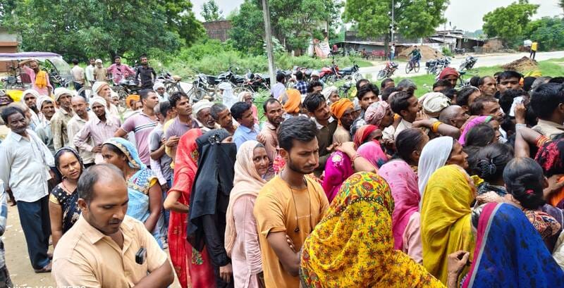 खाद के लिए समिति के बाहर लगी कतार।