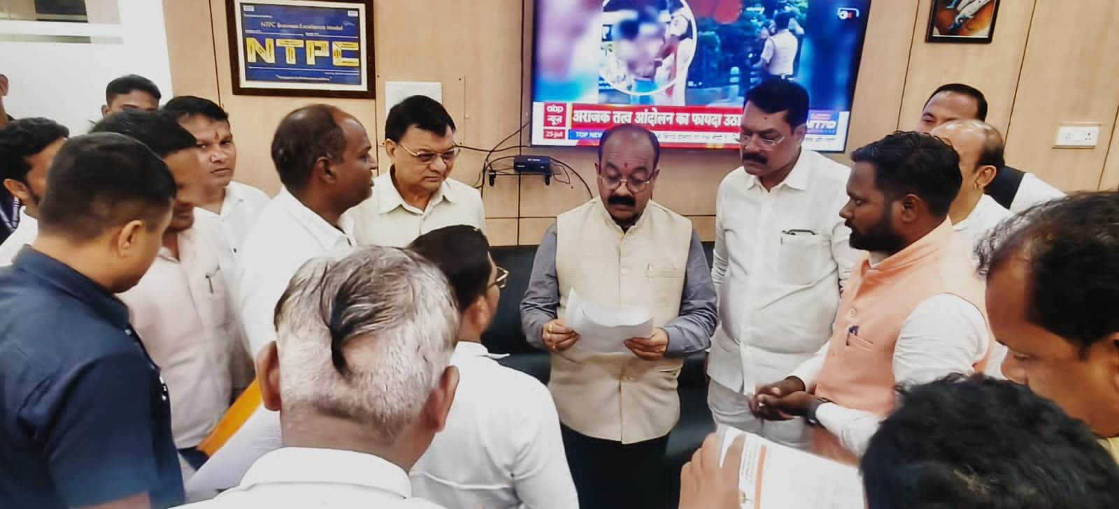 पुनर्वास में देरी पर पार्षद ने डिप्टी सीएम को सौंपा ज्ञापन