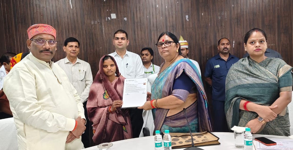 The Minister of State distributed Ayushman cards, housing keys, and approval certificates.