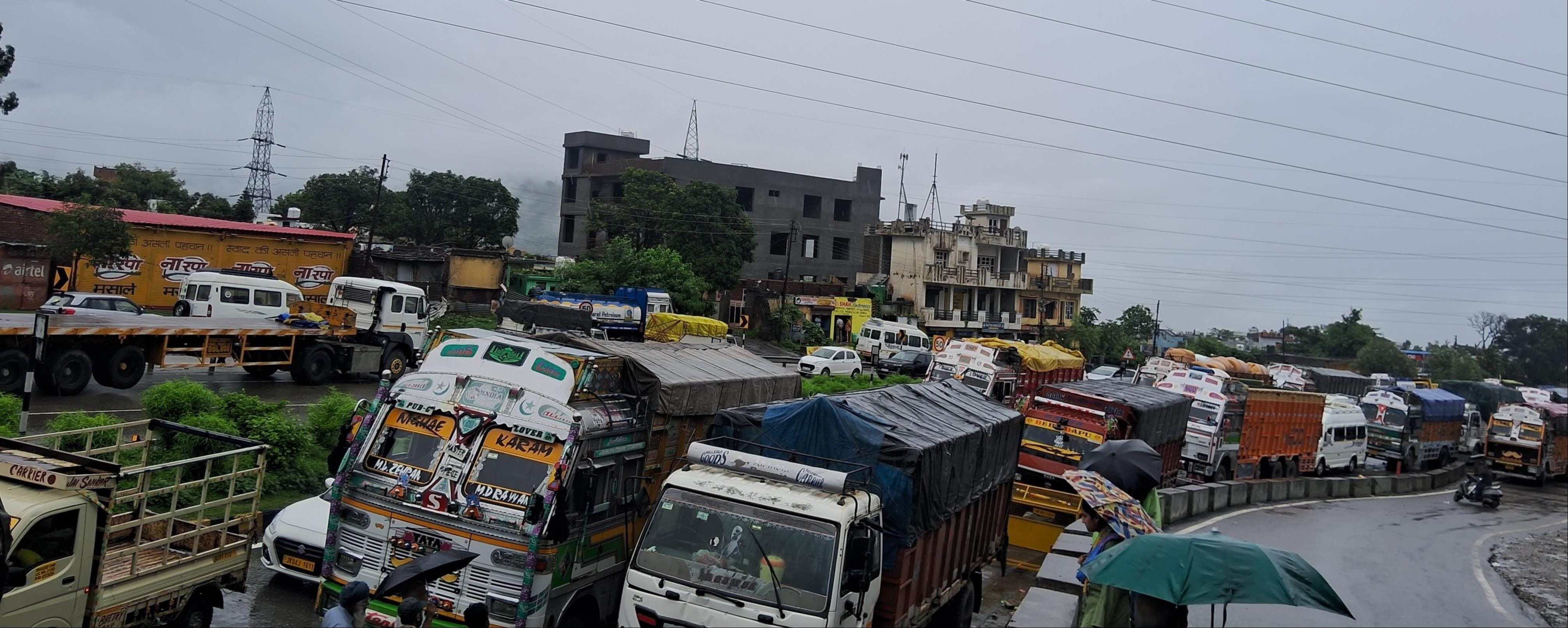 लगातार बारिश के बाद राष्ट्रीय राजमार्ग-44 बंद होने से वाहनों की लगी लंबी कतारें।
