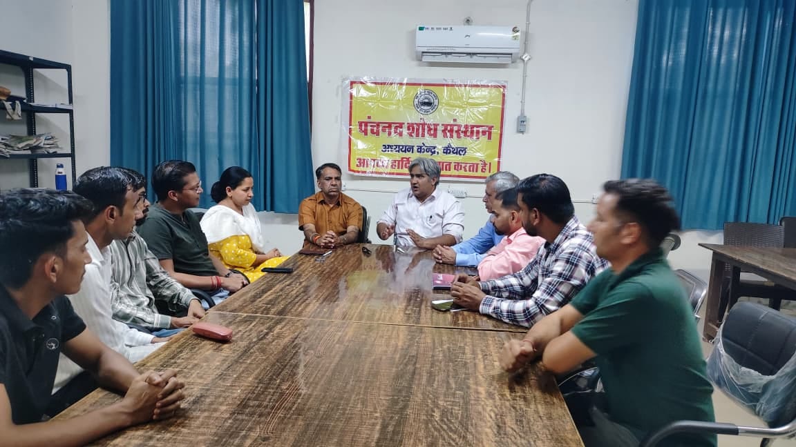 लाइब्रेरी में मासिक गोष्ठी में भाग लेते सदस्य। विज्ञप्ति