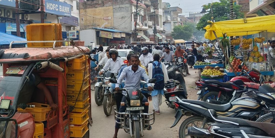 लालगंज कस्बे में लगा जाम।