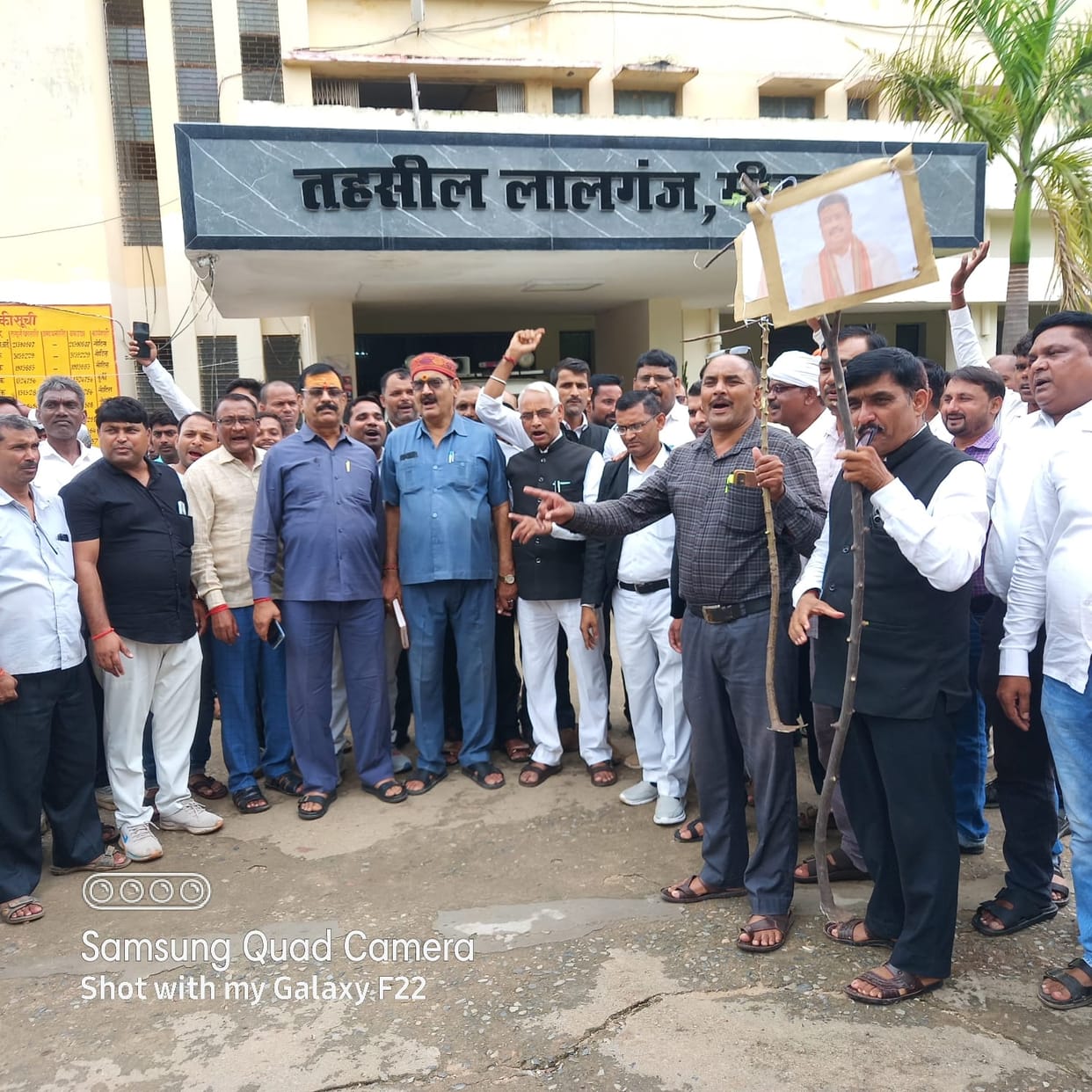 Advocates burned the Education Minister's effigy.
