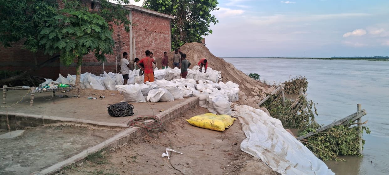 Swollen Saryu river advancing towards inhabited areas; hundreds of bighas of crops submerged.