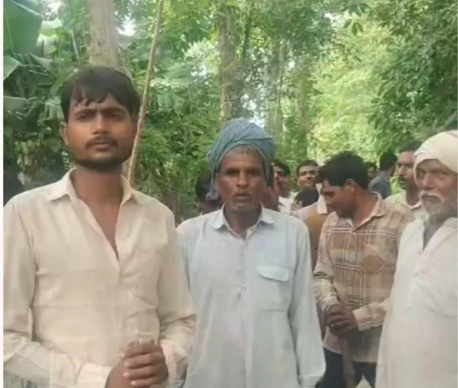 मौके पर मौजूद ग्रामीण। स्रोत ग्रामीण