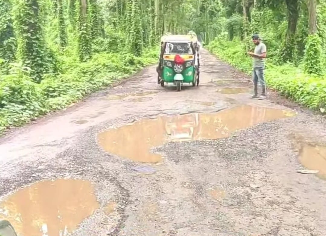 Population of 10,000 inconvenienced as Nichlaul-Bahuar road turns into a stretch of potholes.