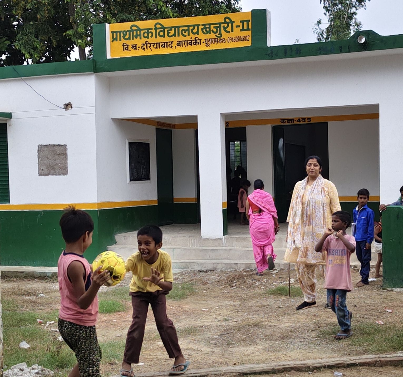 नए प्राथमिक विद्यालय भवन का ताला खुला और बच्चे खौफ के साये से बाहर निकल सुरक्षित कमरों में पहुं