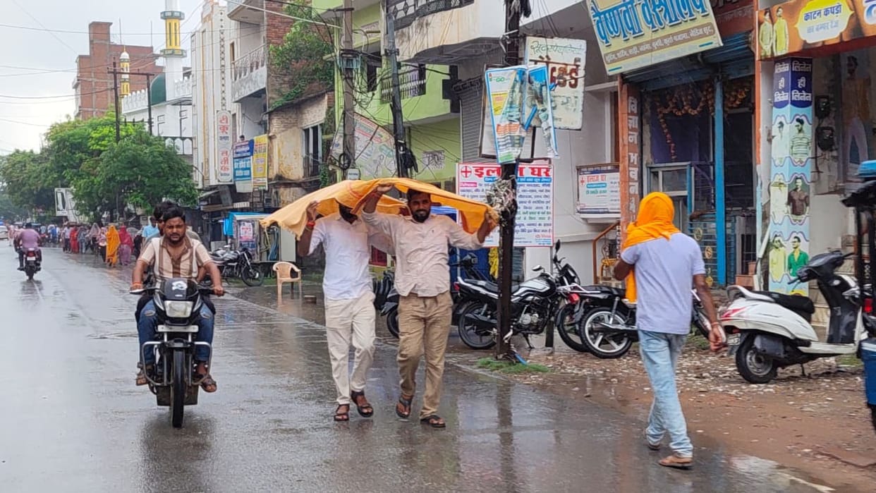 The weather turned pleasant with a mix of sunshine and shade throughout the day, followed by light rain in the evening.