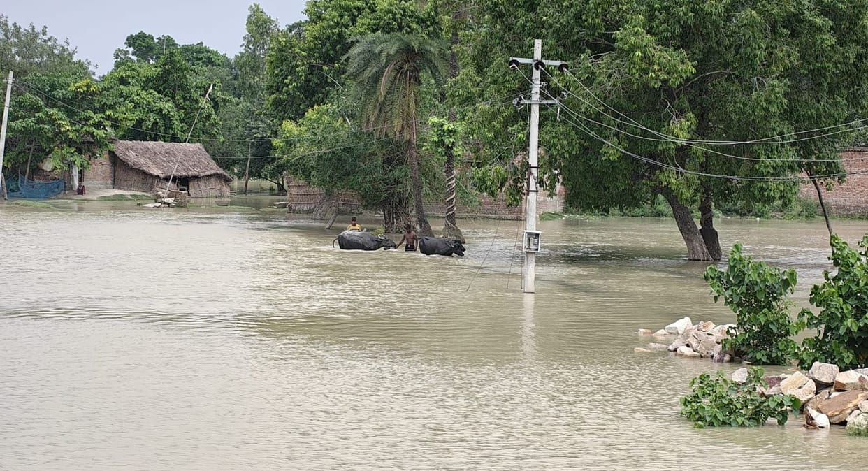 Water level rises 8 cm above the danger mark; water begins entering villages.
