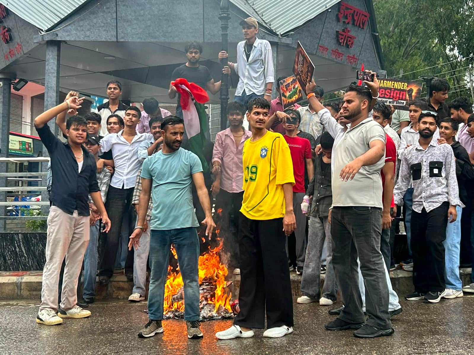 नादौन में केंद्र सरकार के खिलाफ  नारेबाजी व केंद्रीय शिक्षा मंत्री व प्रधानमंत्री का पुतला फूंक