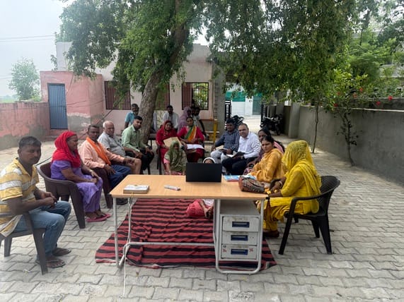 ऑनलाइन कार्यक्रम को सुनते और भाग लेते गांव जगदीशपुरा के ग्रामीण। विज्ञप्ति