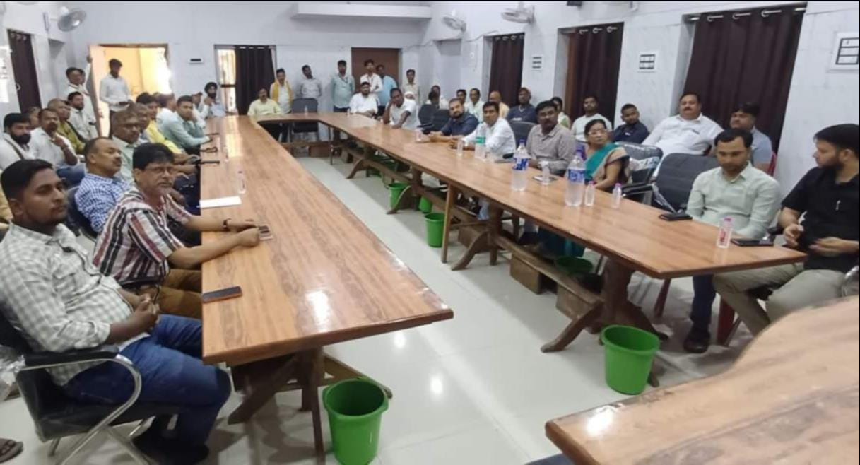 पीडीडीयू नगर पालिका कार्यालय सभागार में आयोजित कार्यशाला में मौजूद होटल, लॉन व अस्पताल और अस्पत
