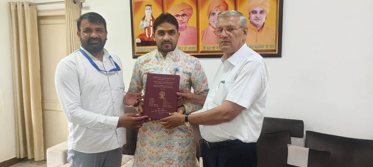 पीएचडी की उपाधि मिलने पर खुशी जाहिर करते शोधार्थी अजय शास्त्री। स्रोत : शिक्षक