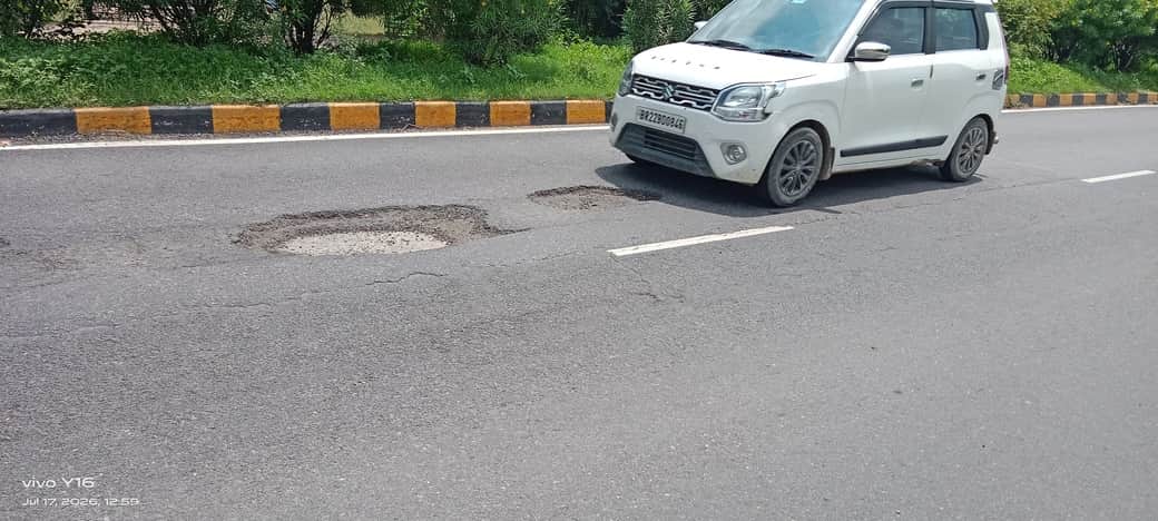 Traveling on the highway from Sukrauli to Tamkuhiraj is dangerous.