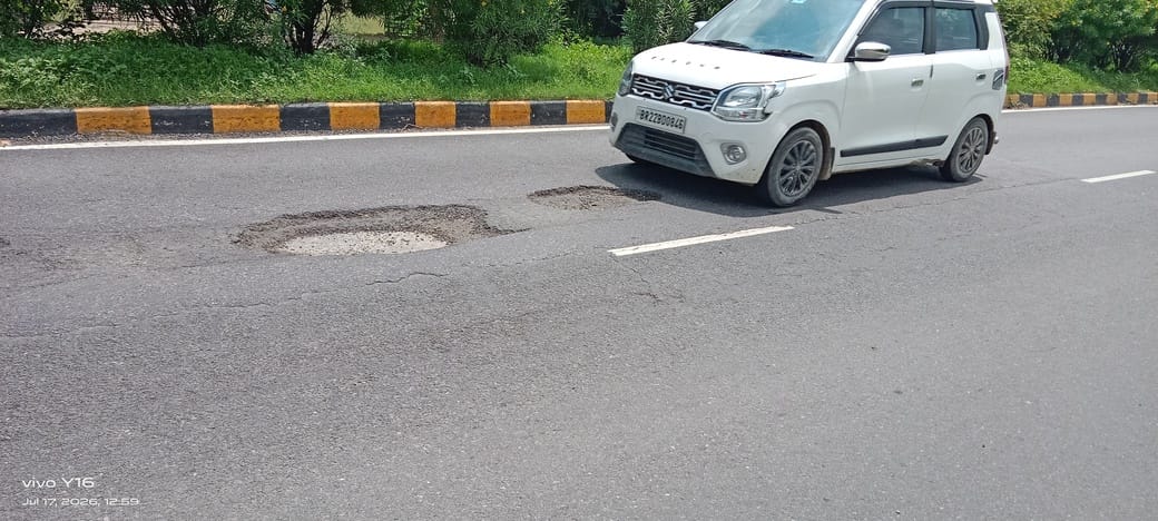 Traveling on the highway from Sukrauli to Tamkuhiraj is dangerous.