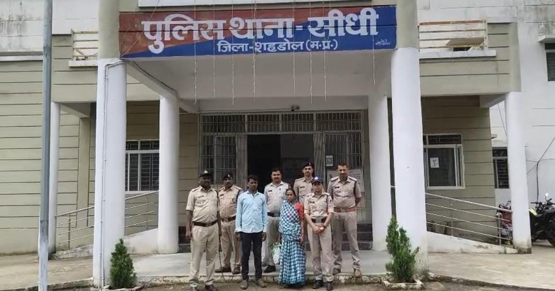पुलिस घेरे में आरोपी।