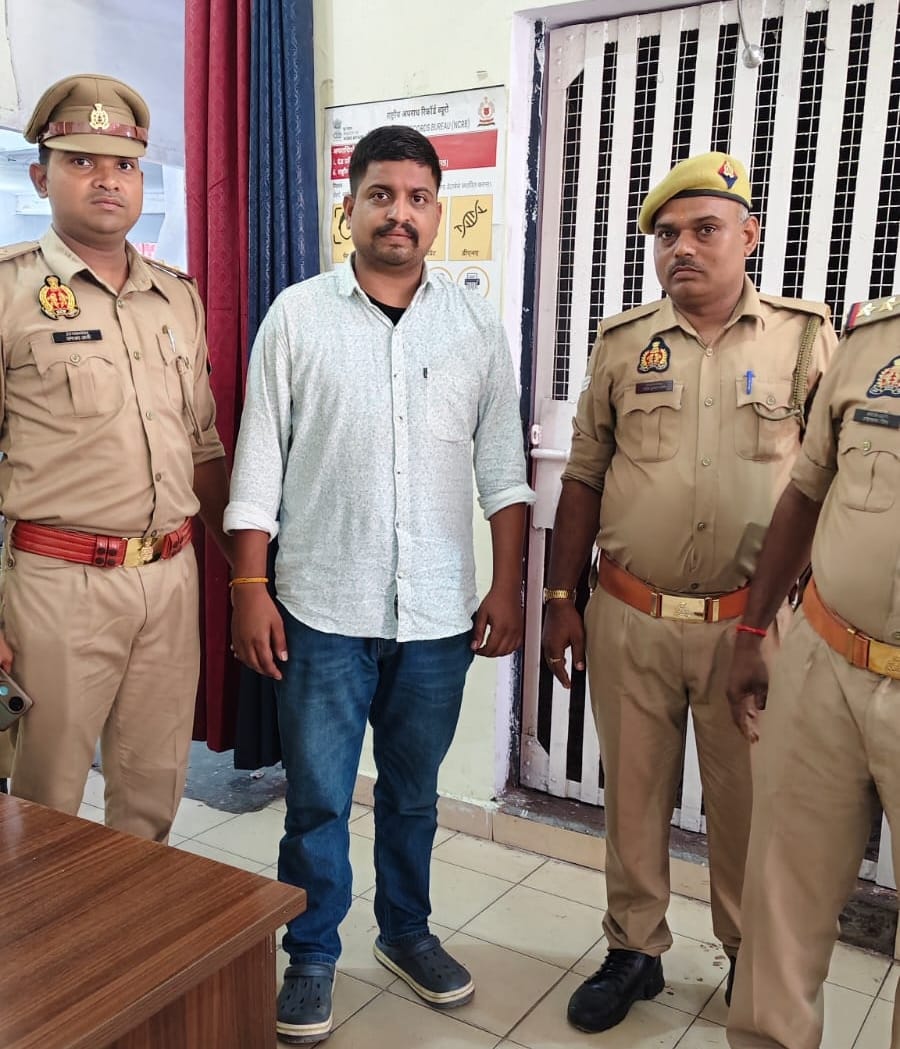 Lawyers attacked two brothers who had arrived at the court to pursue a case