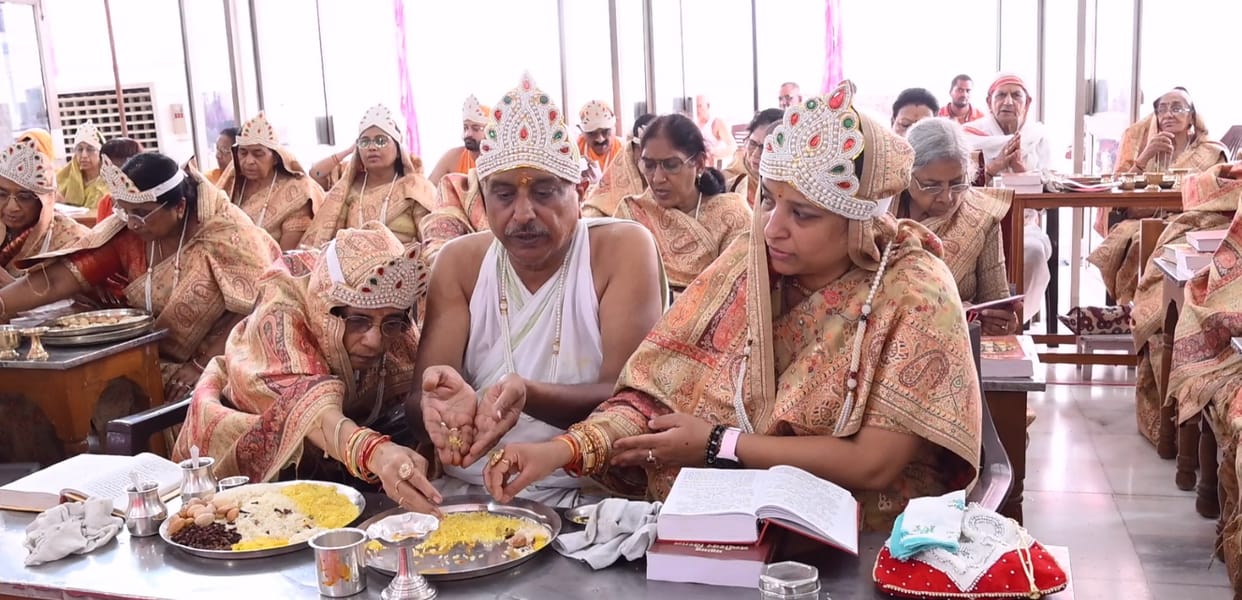 Bhav Bhushan Maharaj recounted the glory of Nandishwardweep.