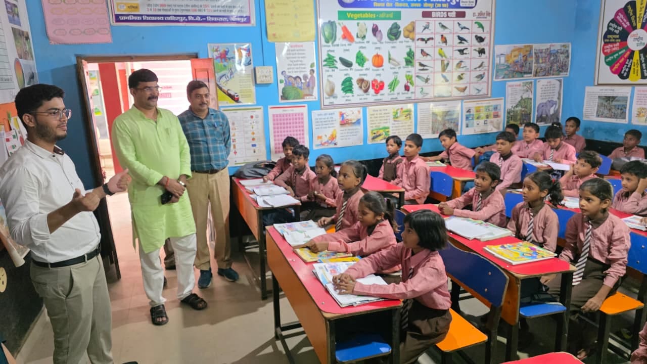 प्राथमिक विद्यालय ताहिरपुर में बच्चों से सवाल पूछते हुए राज्य परियोजना सलाहकार मुहम्मद अनन। शिक