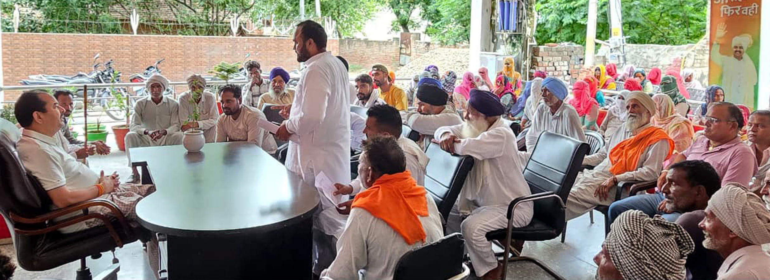 पूर्व विधायक कुलवंत बाजीगर अपने निवास पर लोगों की समस्याएं सुनते हुए।
