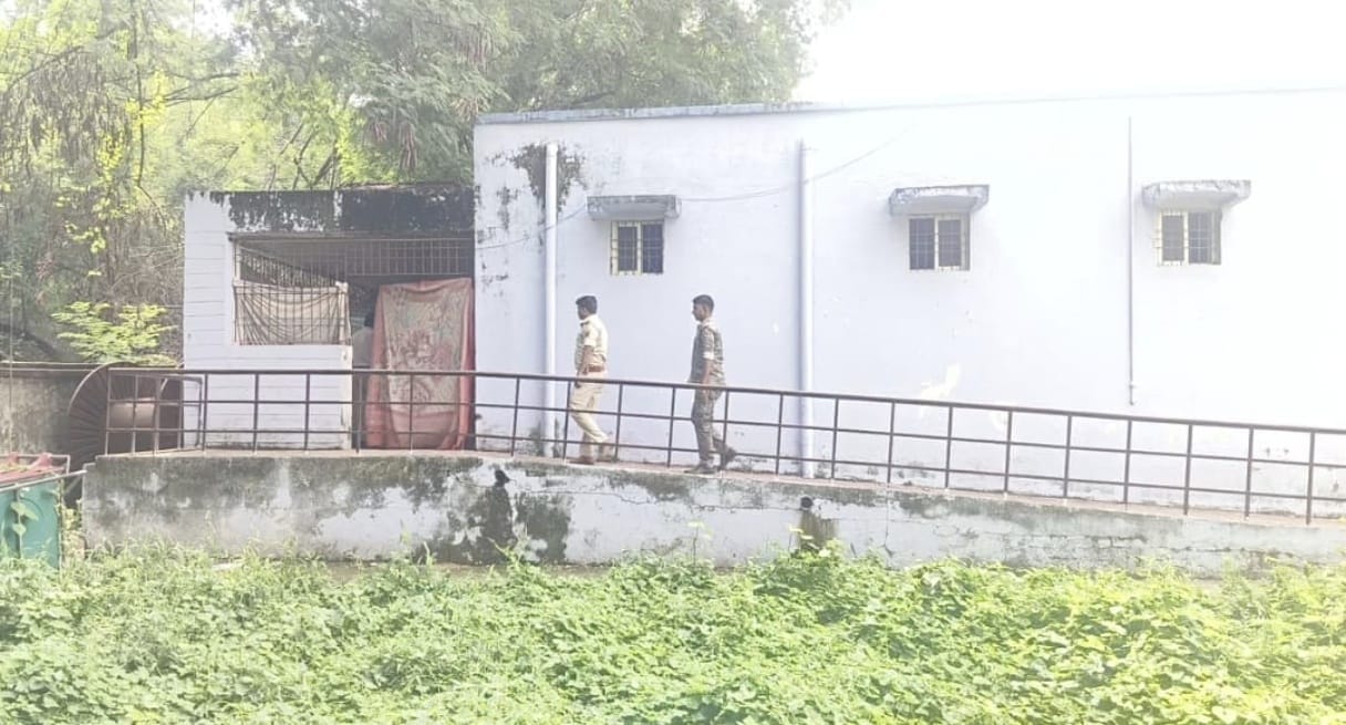 पोस्टमार्टम हाउस में मौजूद पुलिस