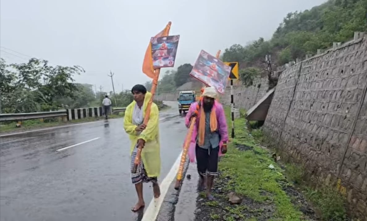  पैदल अमरनाथ यात्रा पर निकले पंजाब के दो श्रद्धालु। 