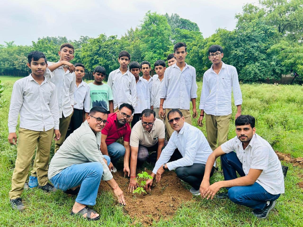 पौधरोपण करते विद्यार्थी व शिक्षक। स्रोत : स्कूल
