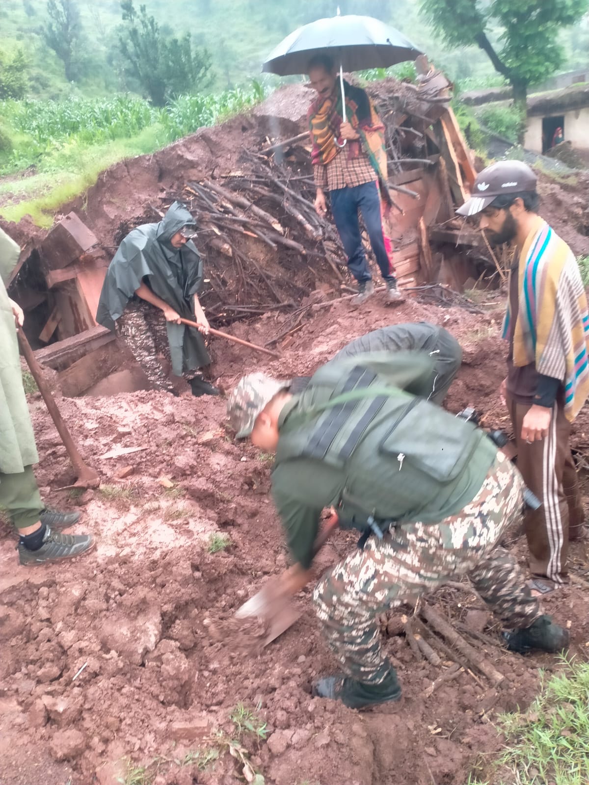 राहत व बचाव कार्य चलाते हुए जवान। 