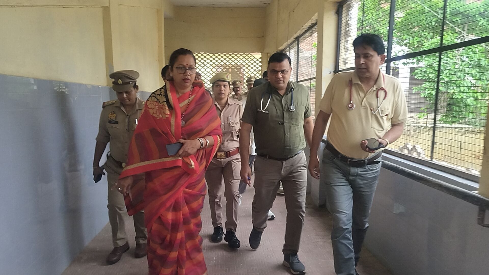 राज्य महिला आयोग की सदस्य अंजू प्रजापति ने बृहस्पतिवार को स्थानीय सीएचसी का निरीक्षण किया।