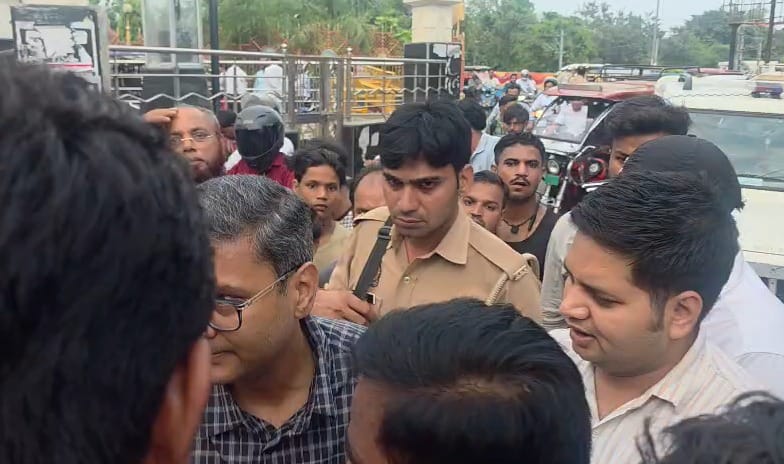 Opposition to the municipal corporation's anti-encroachment drive; traders corner the Mayor